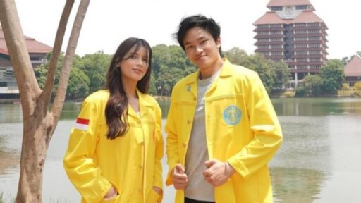 Bangganya! Sabrina Chairunnisa dan Azka Corbuzier Kompak Pamerkan Jaket Kuning UI