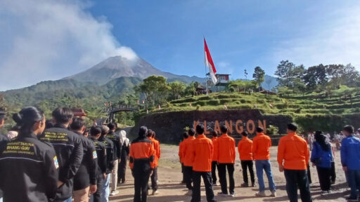 Bendera Raksasa Berkibar di Lereng Merapi Sambut HUT RI, Memukau Pengunjung dan Warga Sekitar