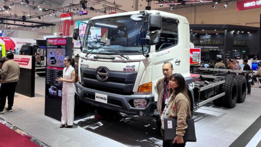 Hino Raih Kepercayaan Konsumen Tinggi di GIIAS 2024, Tampilkan Inovasi Terbaru