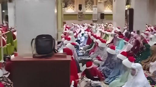 Jamaah Masjid Agung Ciamis Viral Kenakan Topi Merah Putih Mirip Santa, Ini Sejarahnya