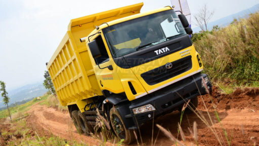 Mengenal Dump Truck: Fungsi, Kapasitas Muatan, dan Peranannya dalam Konstruksi