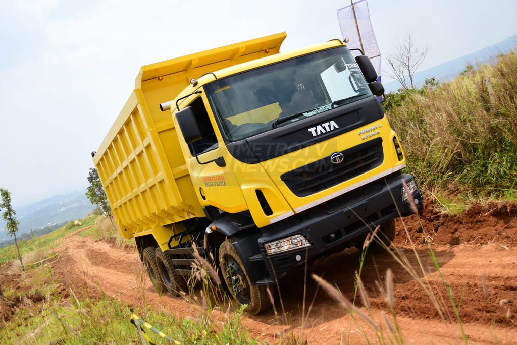 Mengenal Dump Truck: Fungsi, Kapasitas Muatan, dan Peranannya dalam Konstruksi