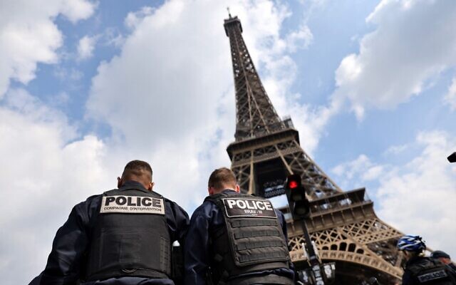 Panjat Menara Eiffel: Seorang Pria Ditangkap Saat Penutupan Olimpiade