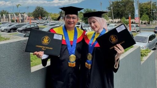 Selamat! Pasha Ungu dan Istri Resmi Lulus Sarjana Hukum, Rayakan Momen Spesial Bersama Keluarga