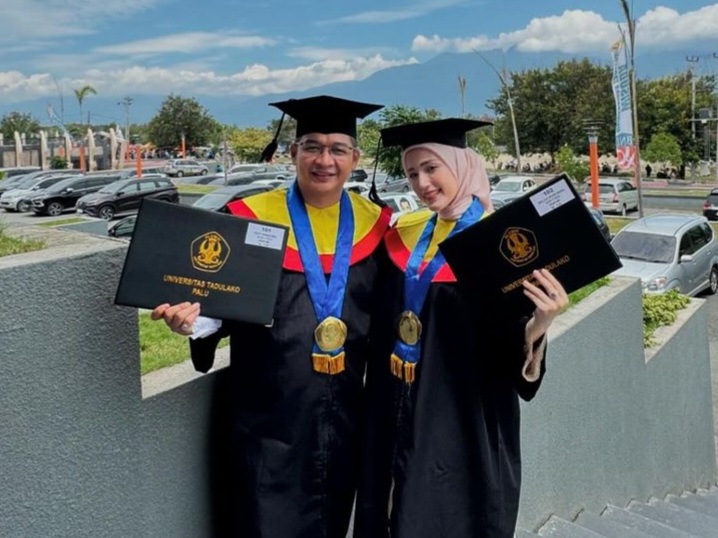 Selamat! Pasha Ungu dan Istri Resmi Lulus Sarjana Hukum, Rayakan Momen Spesial Bersama Keluarga