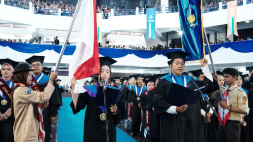 1.895 Wisudawan ITS Lulus dengan Predikat Cum Laude, Rayakan Keberhasilan di Wisuda 2023