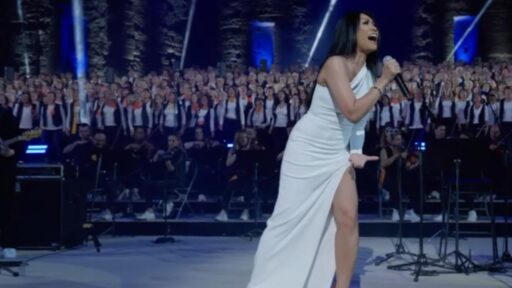 Anggun Terharu Tuntaskan Tur Konser Ditemani 2 Ribu Paduan Suara yang Menggugah Emosi