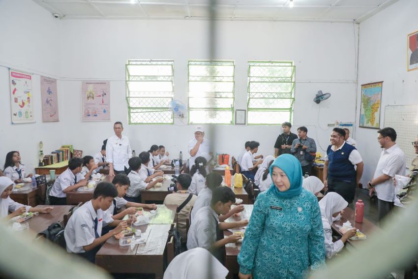 DKI Salurkan 1500 Paket Makan Gratis, Namun Porsi Makanan Jadi Sorotan Publik