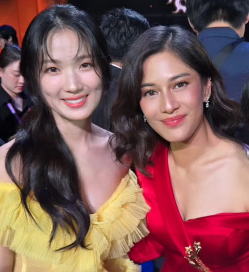 Dian Sastro Bikin Netizen Salah Fokus Saat Foto Bareng Kim Hye Yoon di Acara Gala