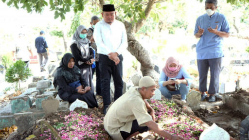 Ikut Berduka: Rombongan FK Undip Hadiri Pemakaman Ayah Dokter Aulia, Korban Bullying PPDS