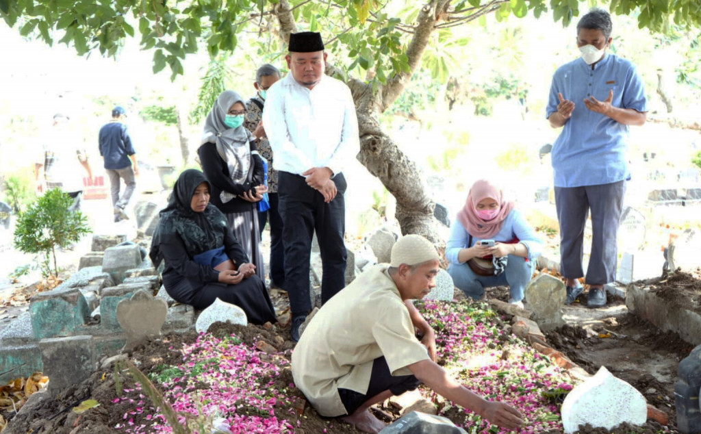 Ikut Berduka: Rombongan FK Undip Hadiri Pemakaman Ayah Dokter Aulia, Korban Bullying PPDS