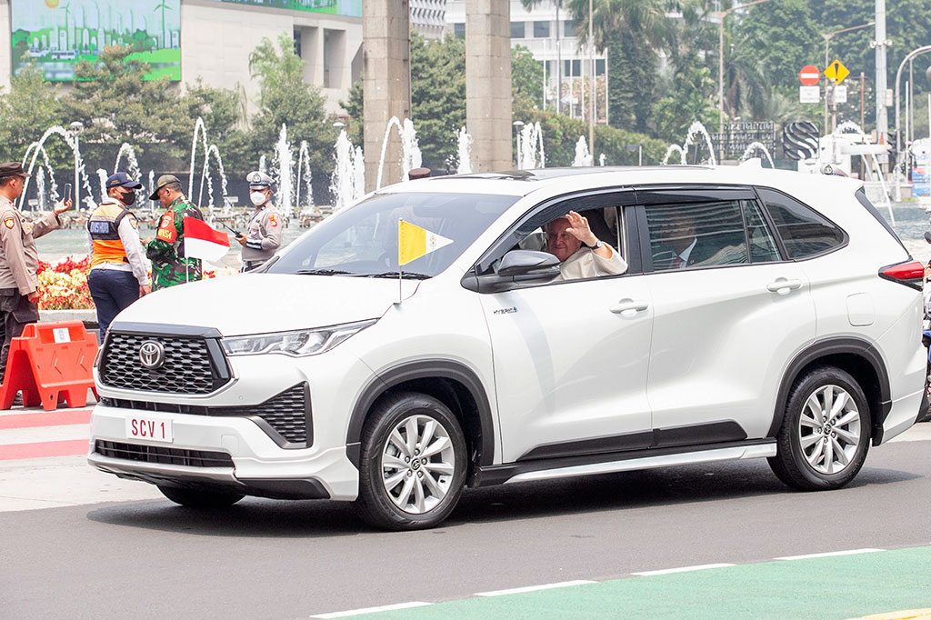 Innova Zenix Hybrid Jadi Popemobile, Toyota Berikan Komentar Resmi Mengenai Pemilihan Ini