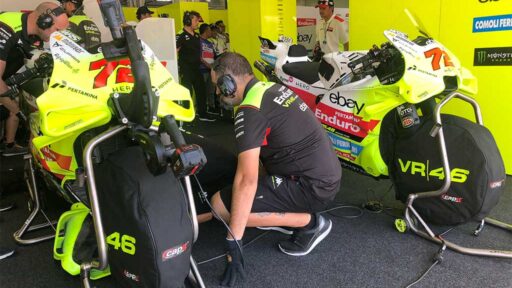 Kesibukan Pitbox Pertamina Enduro VR46 RT di Mandalika: Lihat Langsung Aksi Tim Balap