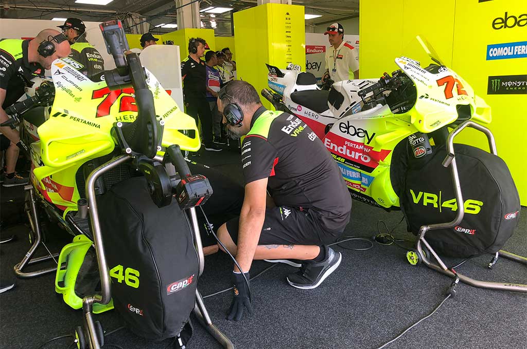 Kesibukan Pitbox Pertamina Enduro VR46 RT di Mandalika: Lihat Langsung Aksi Tim Balap