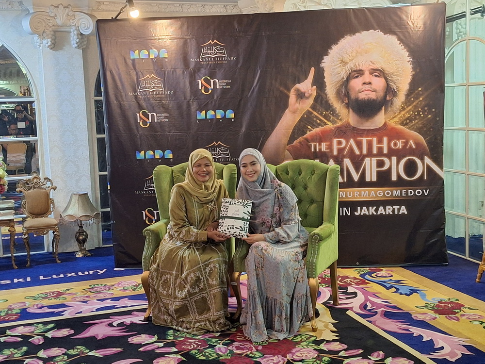 Khabib Nurmagomedov Sebutkan Rencana ke Indonesia, Oki Setiana Dewi Diminta Suami Pulang