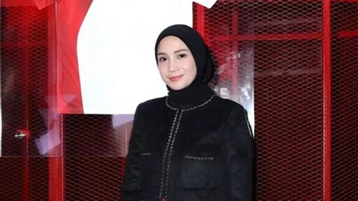 Nagita Slavina Berangkat Umrah Bareng Anak dan Karyawan, Pakai Abaya Seharga Motor