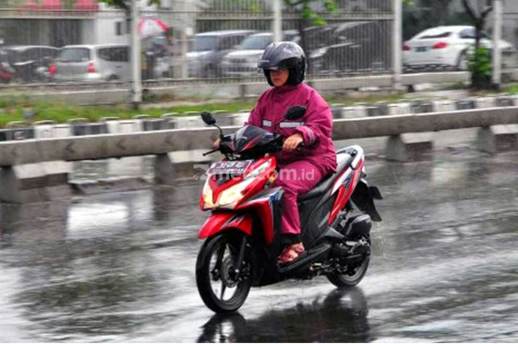 Pengendara Wajib Tahu: Tips Aman Berkendara di Musim Hujan untuk Keselamatan Anda