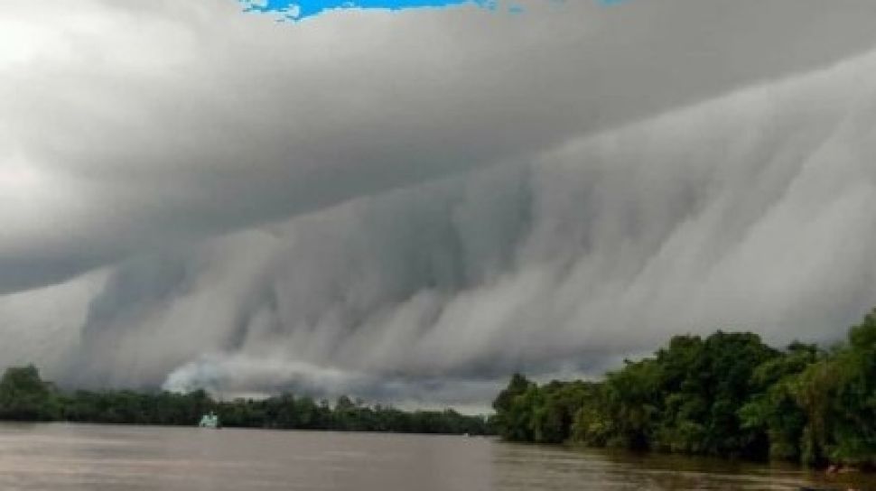 Serba-Serbi Awan Arcus: Waspadai Awan Tsunami dan Angin Ribut Saat Peralihan Musim!