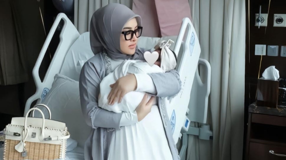 Syahrini Spill Foto Baru Bareng Princess R di Singapura, Netizen Soroti Perubahan Rambutnya