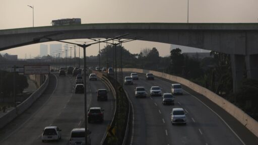 Tips Aman Menyalip Kendaraan Lain di Jalan Tol untuk Pengemudi yang Berhati-hati