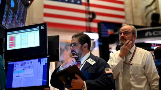 Wall Street Melemah: Dow Jones Alami Penurunan Signifikan Hingga 600 Poin