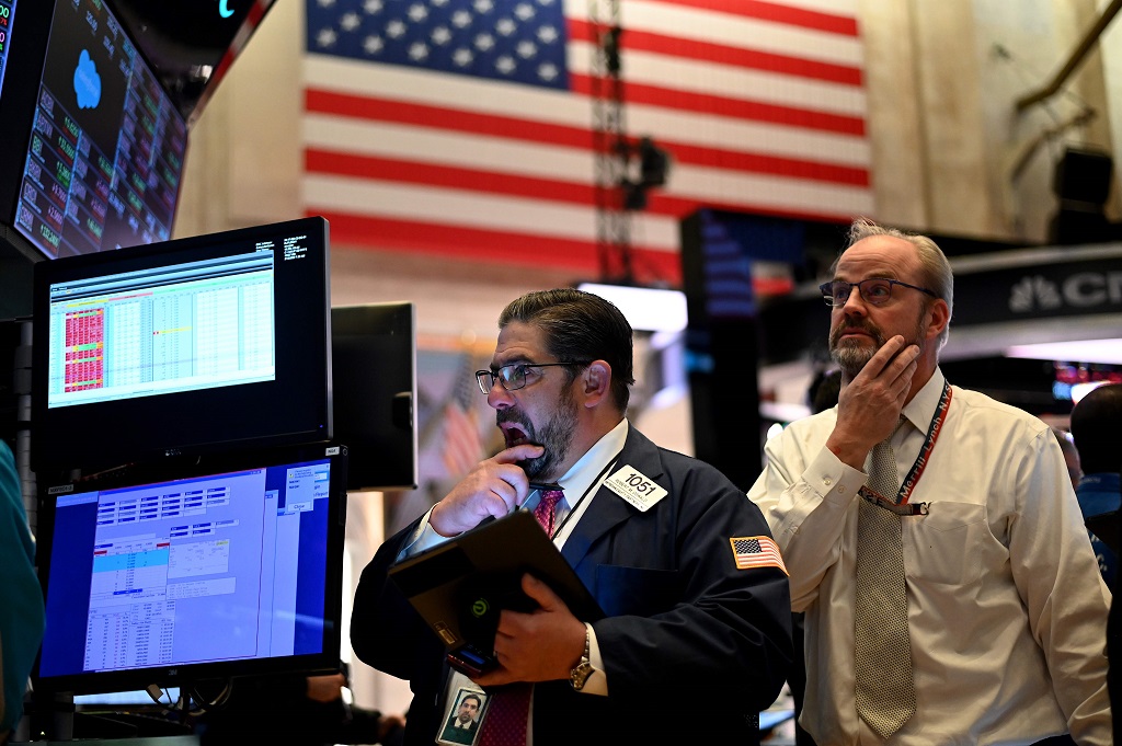 Wall Street Melemah: Dow Jones Alami Penurunan Signifikan Hingga 600 Poin