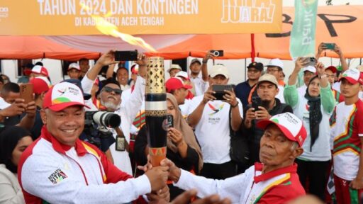 Warga Antusias Saksikan Kirab Obor PON XXI Aceh-Sumut 2024, Suasana Meriah dan Bersemangat