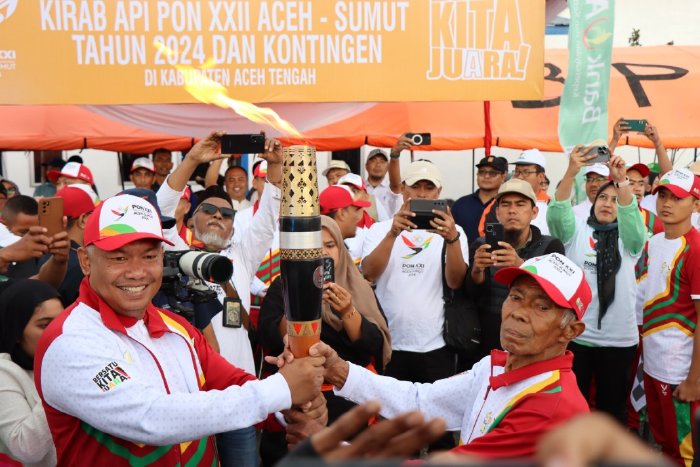 Warga Antusias Saksikan Kirab Obor PON XXI Aceh-Sumut 2024, Suasana Meriah dan Bersemangat