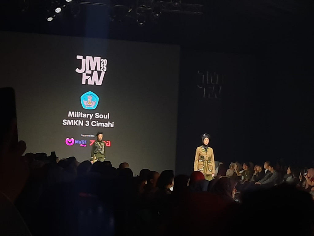 72 Busana Karya Siswa dan Mahasiswa Vokasi Memukau di Runway JMFW 2025