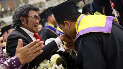 Bahagia Rhoma Irama Saat Anak Diwisuda dari UMS, Bagikan Pesan Inspiratif untuk Wisudawan