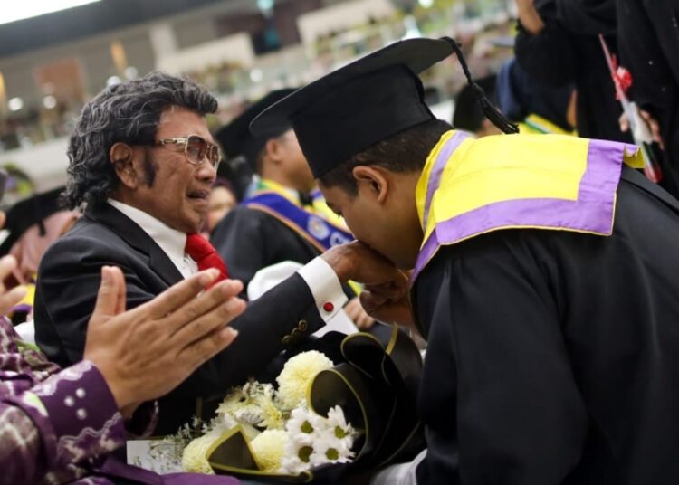 Bahagia Rhoma Irama Saat Anak Diwisuda dari UMS, Bagikan Pesan Inspiratif untuk Wisudawan