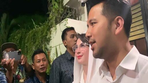 Cantiknya Arumi Bachsin Dampingi Emil Dardak Sowan ke Jokowi di Solo