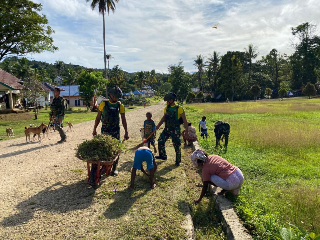 Gelar Kerja Bakti di Kampung Kamat, TNI Berikan Bantuan untuk Masyarakat dan Lingkungan