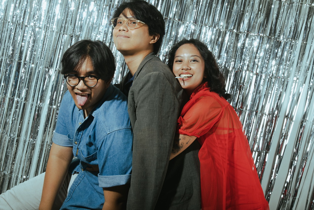 Grrrl Gang Berkolaborasi dengan Band Australia Last Dinosaurs dalam Album Terbaru