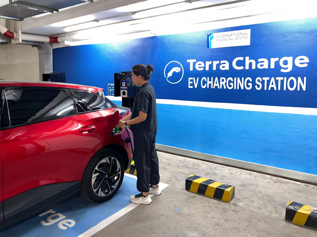 Isi Mobil Listrik Kini Lebih Mudah dengan Terra Charge: Inovasi untuk Kemudahan Pengisian Energi