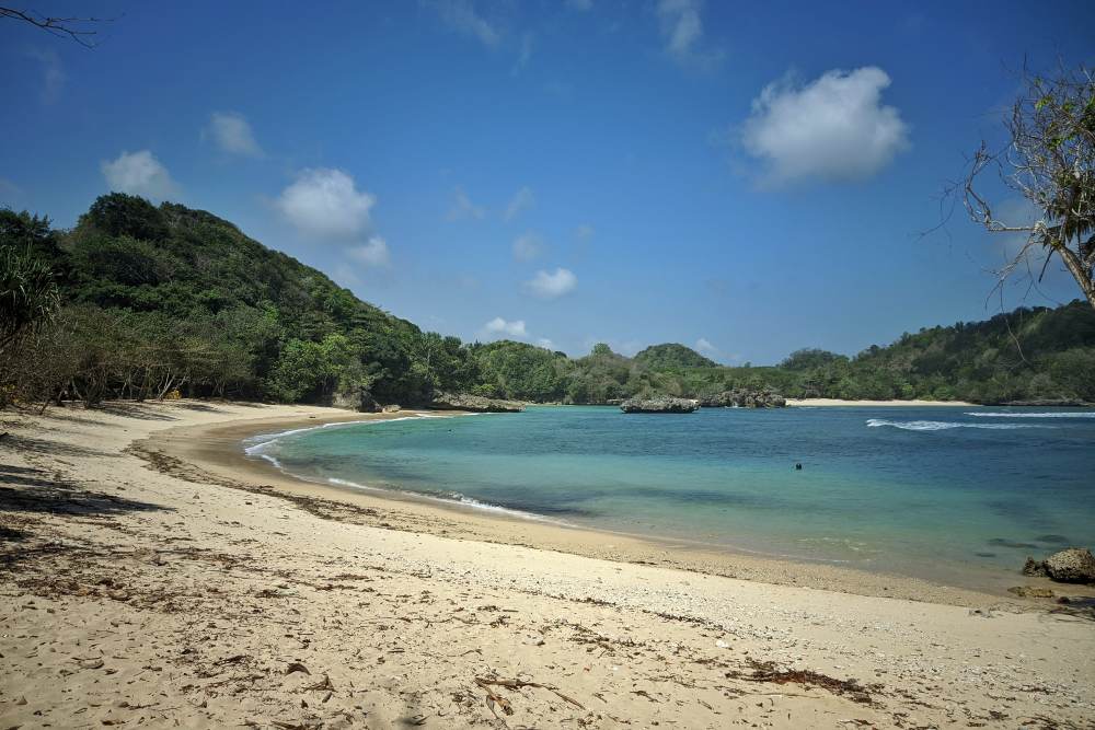 Menikmati Keindahan Pantai Teluk Asmara: Wisata di Malang yang Wajib Dikunjungi