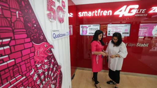 Smartfren (FREN) dan WIZ.AI Luncurkan Chatbot AI Berbahasa Indonesia untuk Dukung UMKM