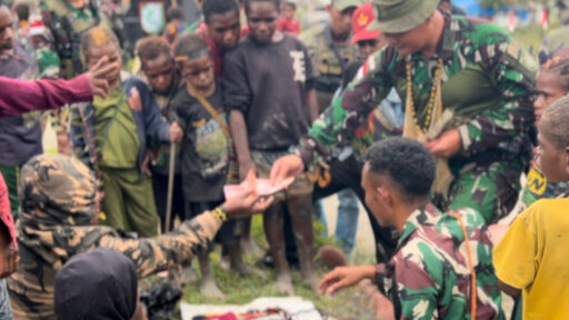 TNI Borong Kerajinan Warga Kampung Mamba, Tak Hanya Jaga Perbatasan!