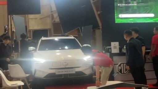 Viral! Pengunjung GIIAS Bandung Injakan Gas Mobil Rp413 Juta dan Tabrak Booth Pameran